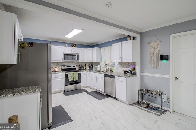 Building Photo - 579 Lynmore Ave