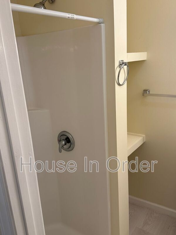 Building Photo - 220 Pointer Rd