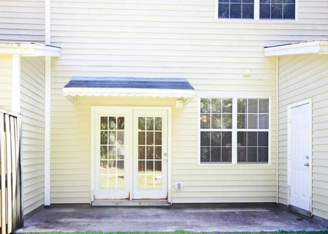 Building Photo - Updated Townhouse