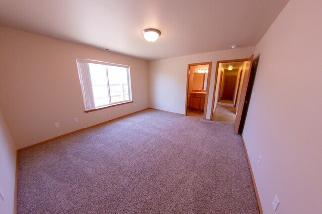 Building Photo - Open Floor Plan Home with Large Fenced Yard
