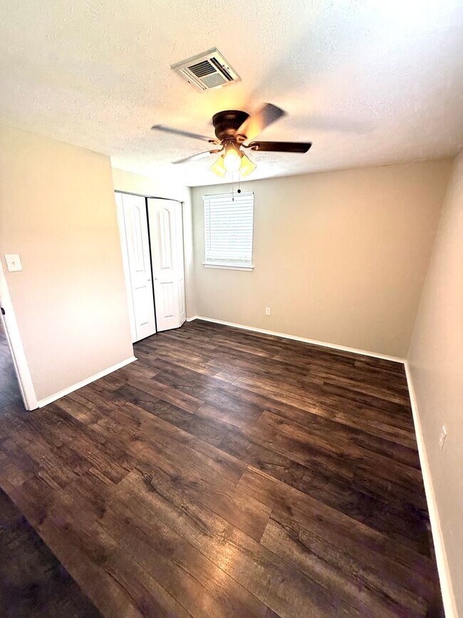 Building Photo - 224 Lilac Dr