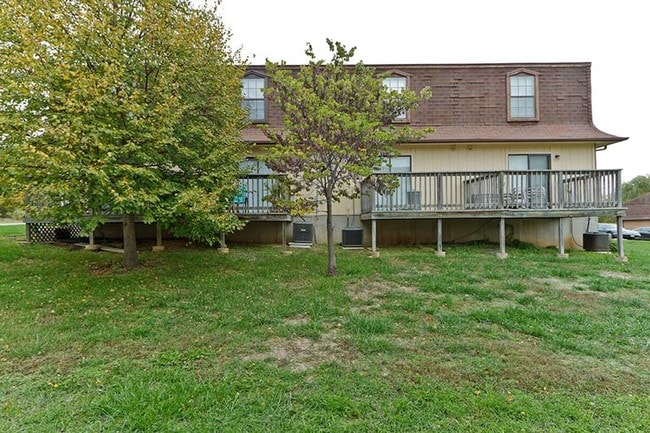 Building Photo - 2039 Essex Dr