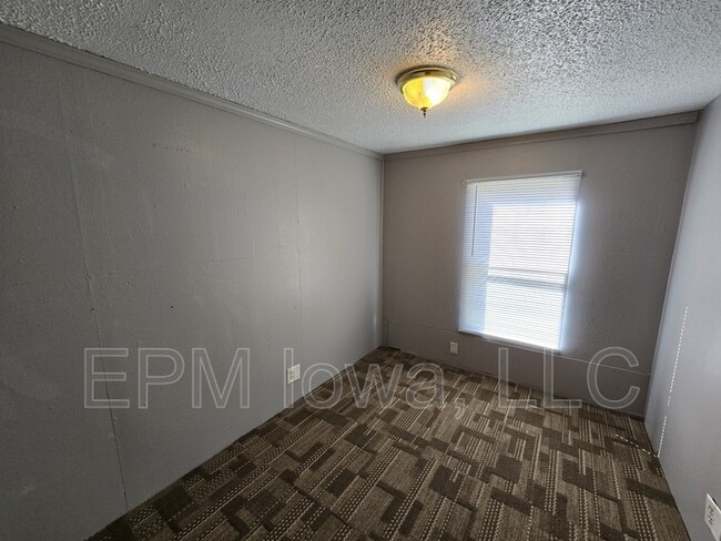 Building Photo - 700 W Ridgeway Ave