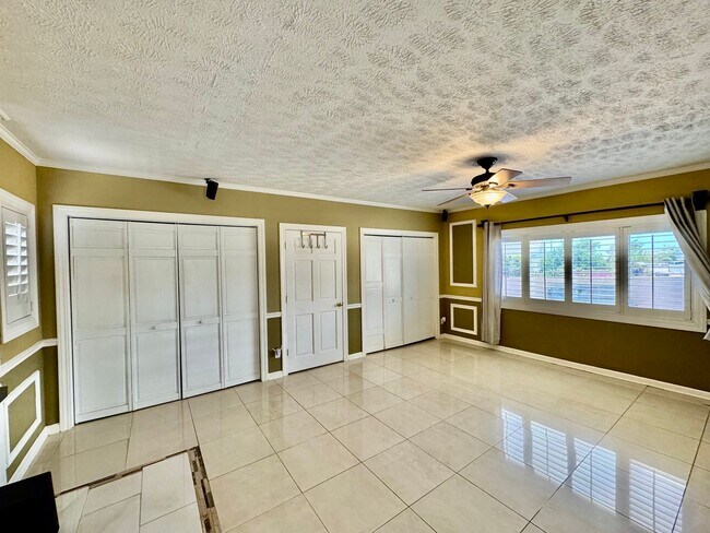 Building Photo - Available now | A 4 Bedroom, 2 Bathroom Si...
