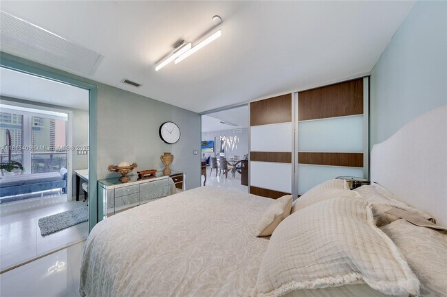 Building Photo - 465 Brickell Ave
