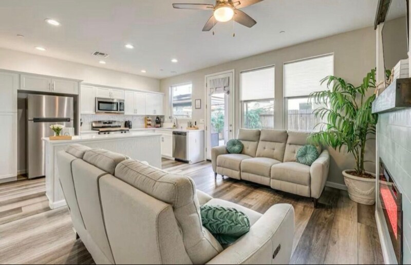 Building Photo - 1030 W Prescott Ave