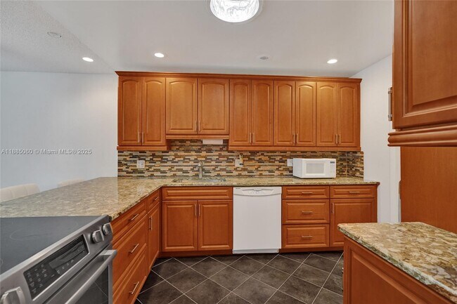 Building Photo - 125 Lake Paula Dr