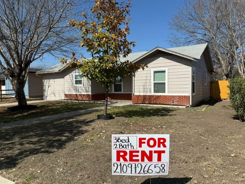 Building Photo - 215 Laurelwood Dr