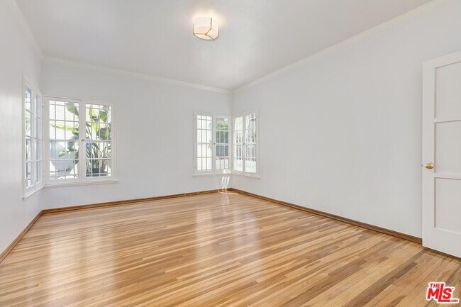 Building Photo - 448 1/2 S Wilton Pl