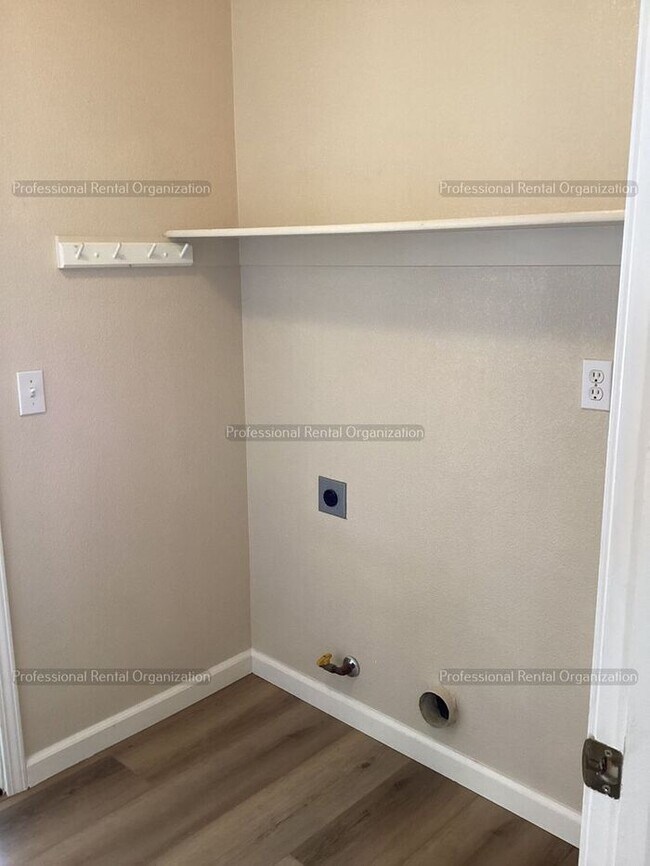 Building Photo - Large family home in desirable area