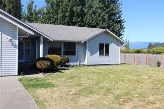 Building Photo - 3 Bedroom, 2 Bathroom House in Burlington!
