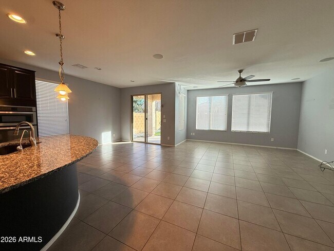 Building Photo - 943 W Danish Red Trail