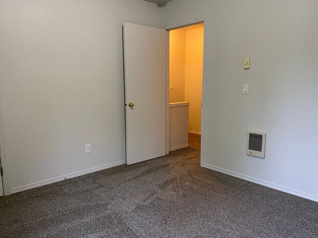 Building Photo - 10420 NE Glisan St