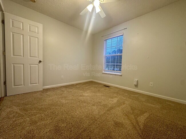 Building Photo - 695 Prater Rd