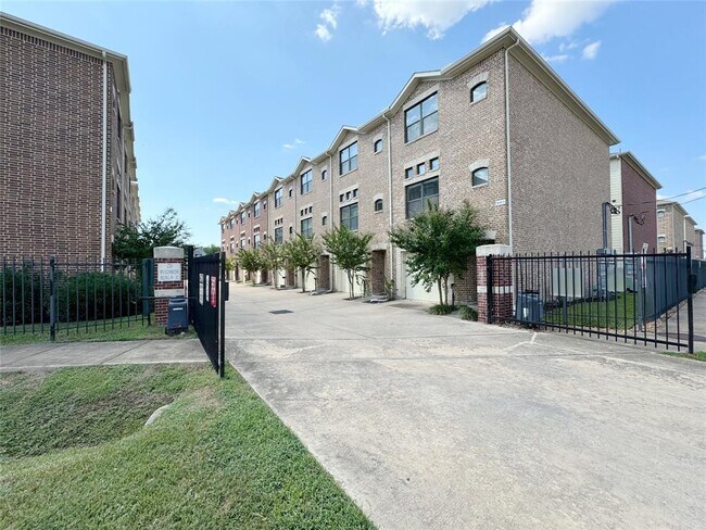 Primary Photo - 2710 Hullsmith Dr