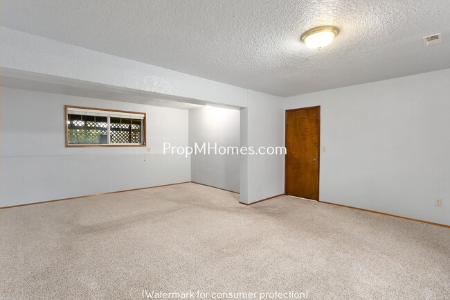 Building Photo - Spacious Four Bedroom Split-Level Home In Milwaukie!