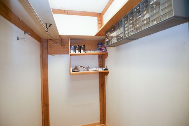 Building Photo - Retro Ranch only minutes from downtown Sou...