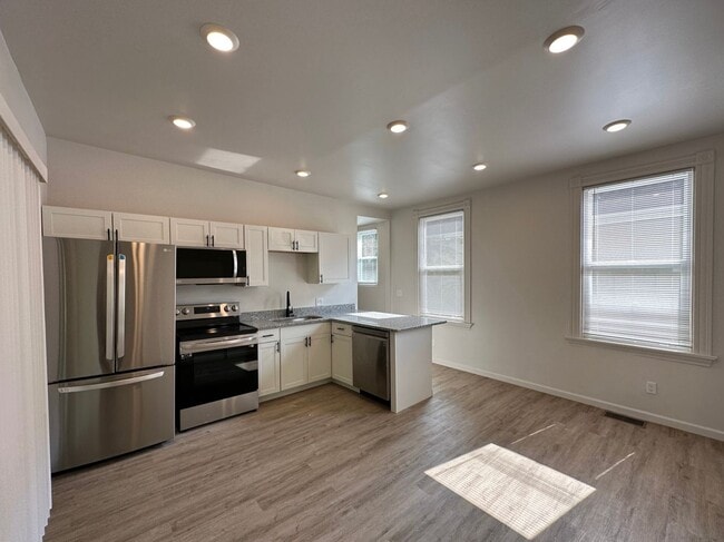 Primary Photo - 6 Bed/2 Bath w/Ample Parking Mins. from UC $750/pp ($4500/mo)!