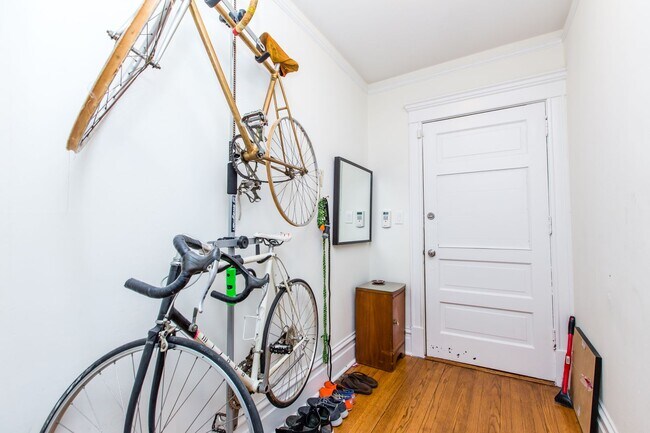 Building Photo - HUGE TOP FLOOR 3Bed/2Bath in Logan Square! In-Unit Laundry! Central Air! Large Private Deck!