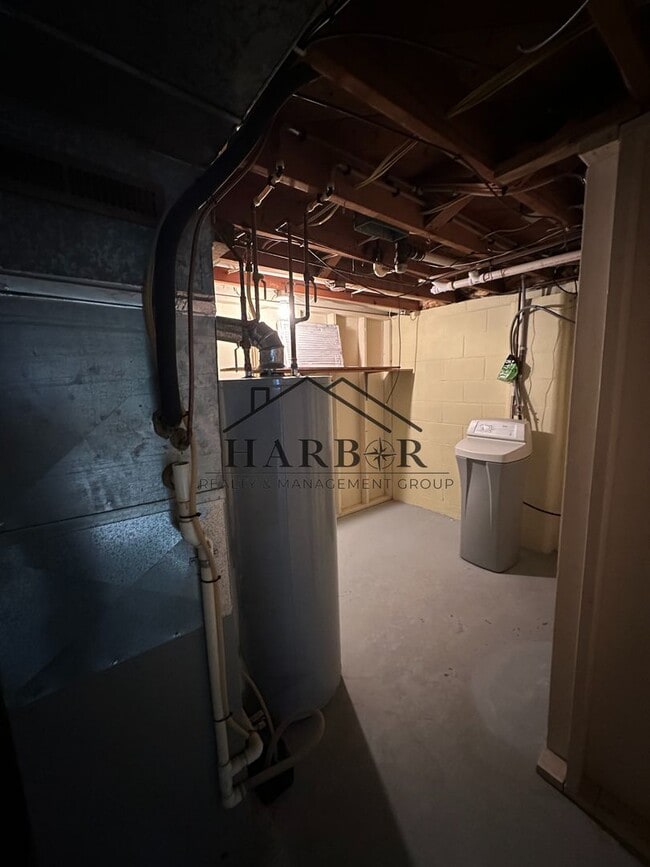 Building Photo - Recently Renovated 3 Bedroom Home!