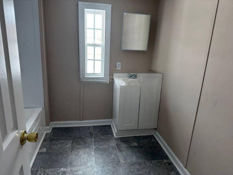 Building Photo - 604 Nelson St