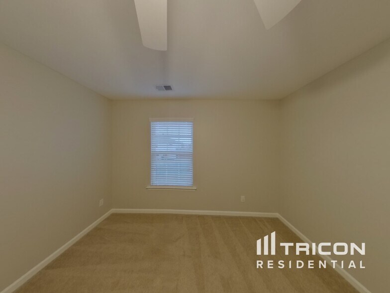 Building Photo - 313 Fairford Rd