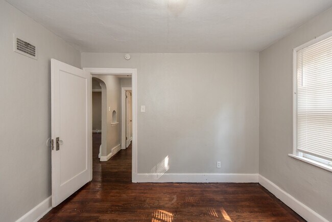 Building Photo - 320 Henquin Dr