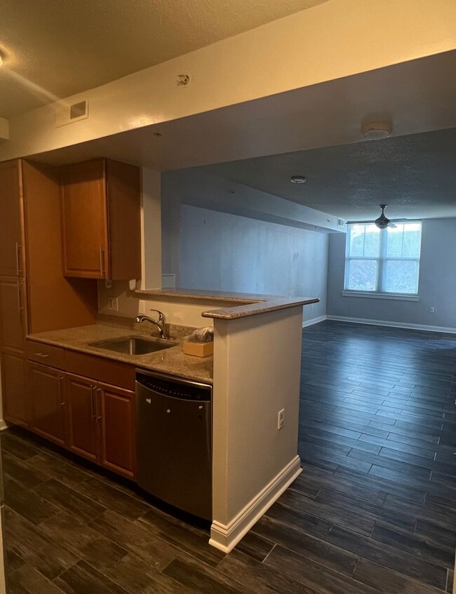 Building Photo - Bright and Modern 1 Bed 1 Bath Unit In Sou...