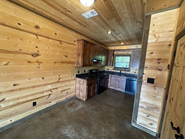 Building Photo - 2 bed 2 bath fourplex. Stained concrete floors. Washer & Dryer hookups in unit.