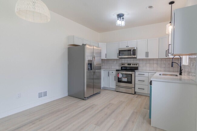 Building Photo - 3 Bedroom Single Family
