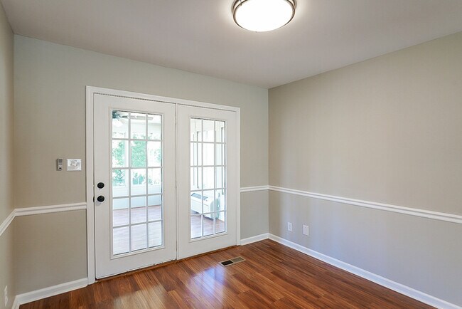 Building Photo - Inviting 3-Bedroom Home with Sunroom