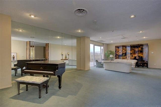 Building Photo - Adorable 2 bed 2 bath in historic Liberty Tower