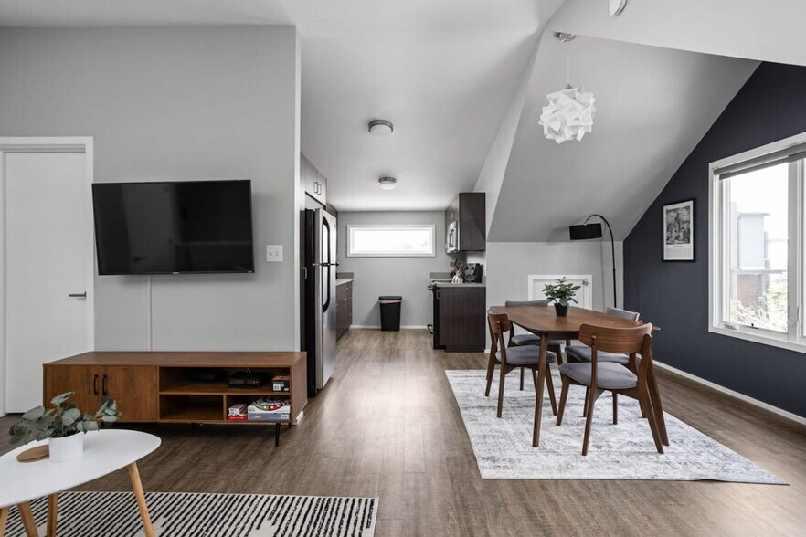 Building Photo - 1125 E 10th St