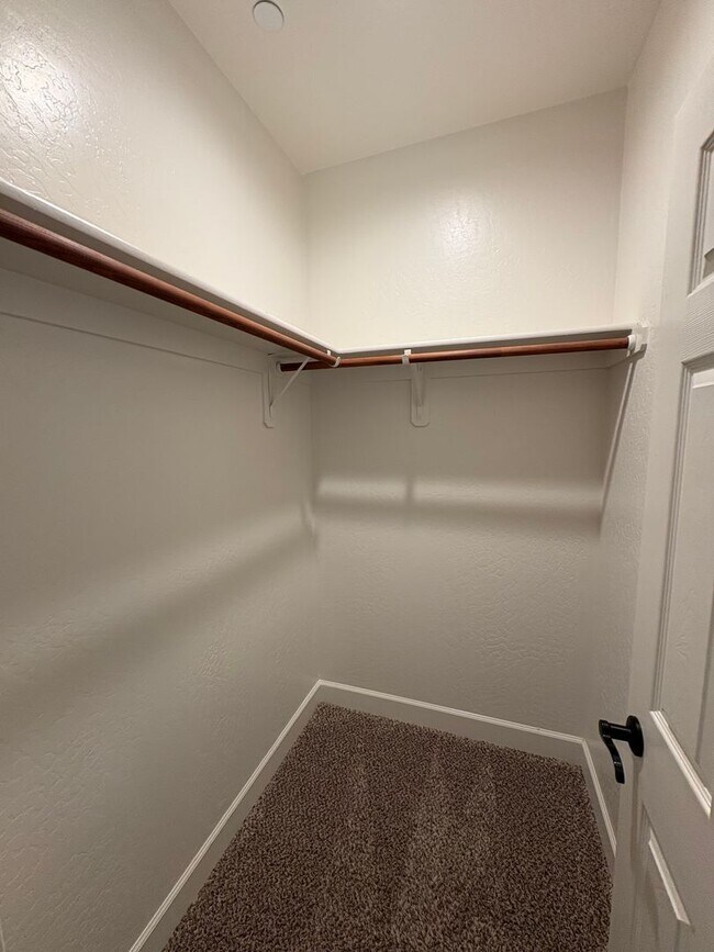 Building Photo - Lovely SE Tulare available now!