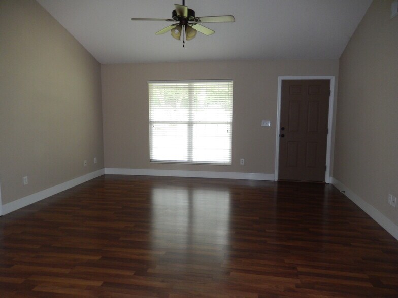 Large Living Room with Vaulted Ceilings - 2065 Pinemount Blvd