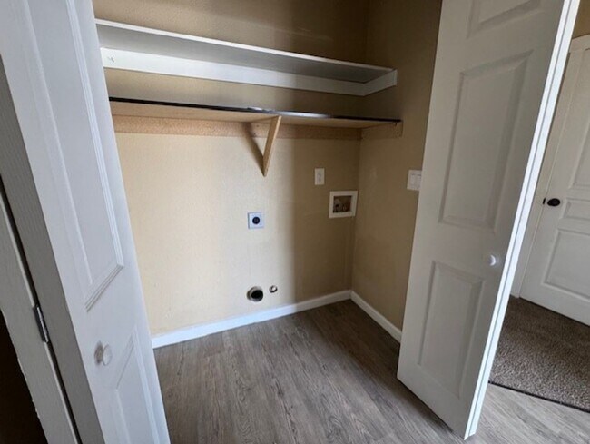 Building Photo - MOVE IN SPECIAL $500 OFF FIRST MONTHS RENT / Duplex SW Redmond