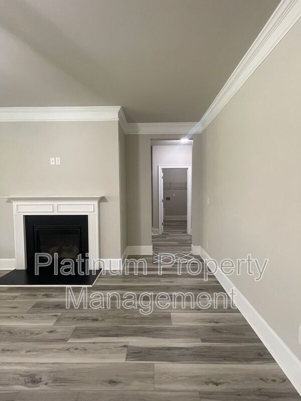 Building Photo - 5180 Mirror Lake Dr