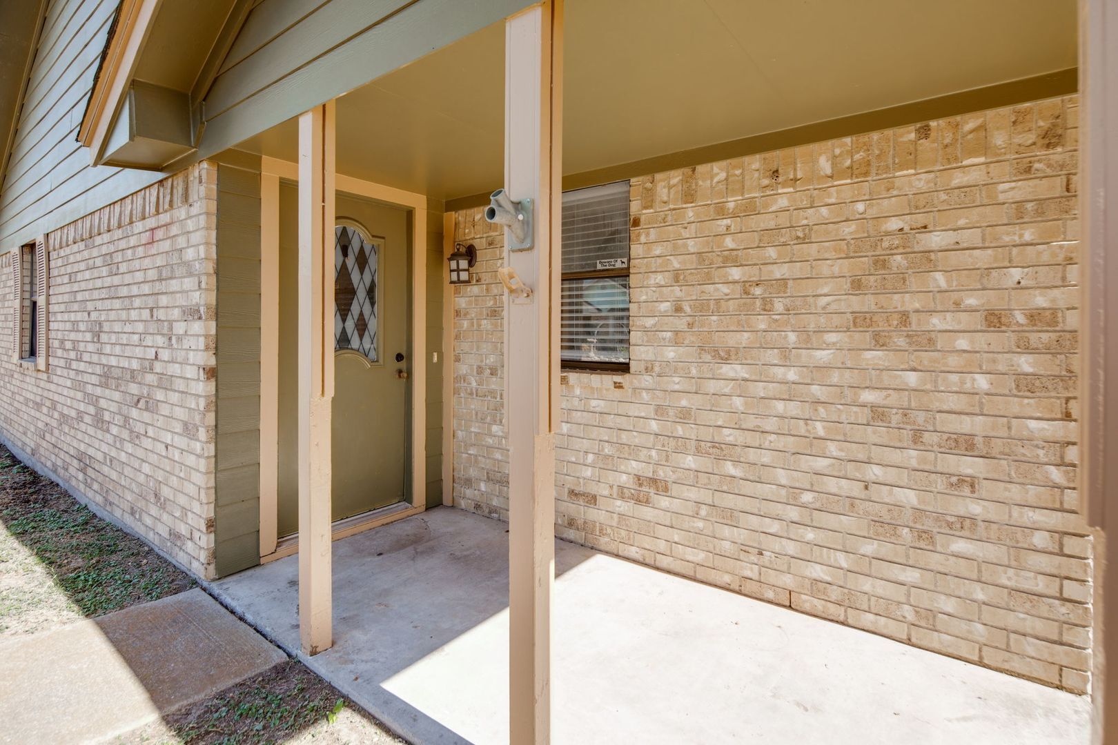 Building Photo - JUNE SUBLEASE!!!!  Adorable 3 Bedroom 2 Bathroom Home with Yard and 2 Car Garage!
