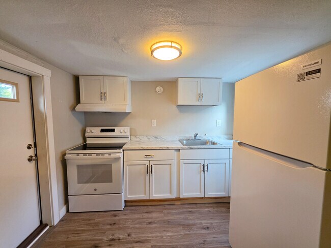 Building Photo - 1033 Villa St