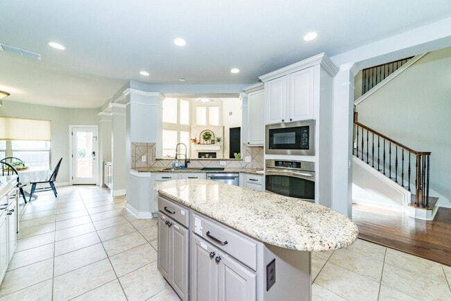 Building Photo - 5-BEDROOM HOME IN OVERLOOK AT GRANDVIEW