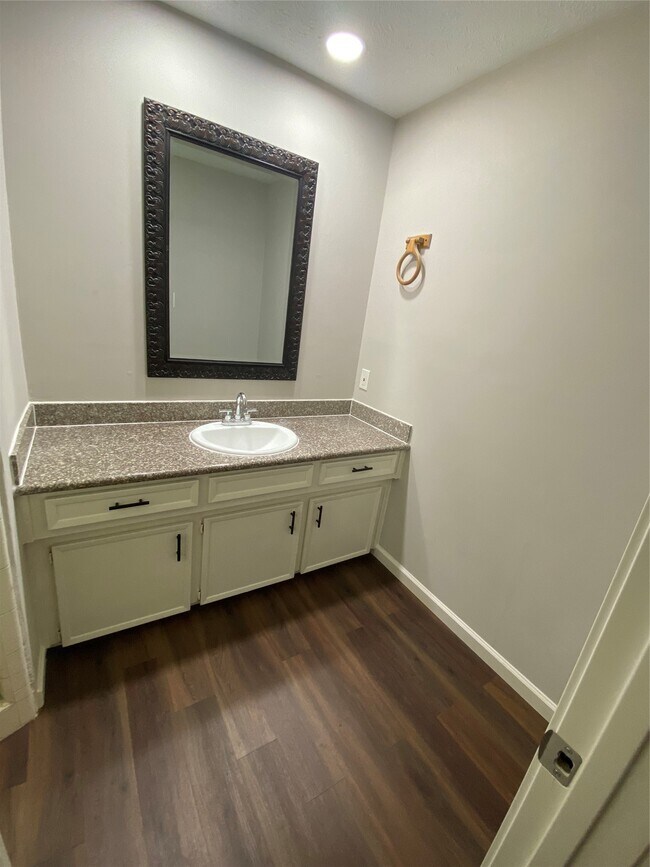 Building Photo - 2819 Colony Dr