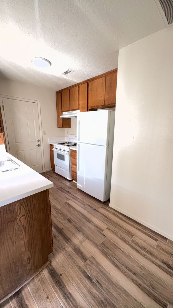 Building Photo - SUPER CUTE 1 BEDROOM SEQUOIA VILLAS APARTMENTS