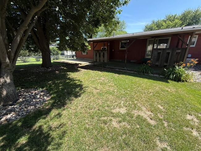 Building Photo - Retro Style Home with Massive Backyard