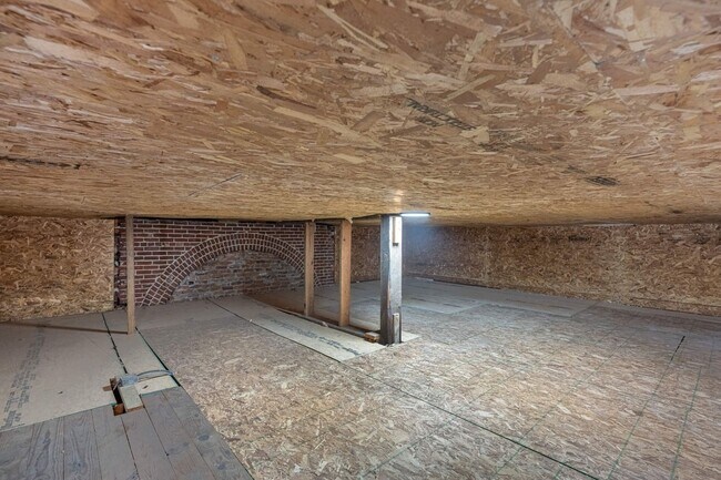 Building Photo - Welcome to this charming 3-bedroom, 1-bath...