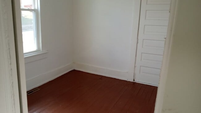 Building Photo - 5 Bedroom 1 Bath Available to Rent for $95...