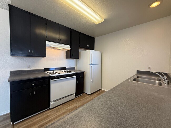 Building Photo - Quail Meadows Upstairs Condo with Easy Access to 101 Frwy/VSFB