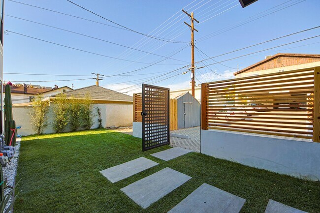 Building Photo - Luxury Living with Massive Private Yard in Downtown Burbank!