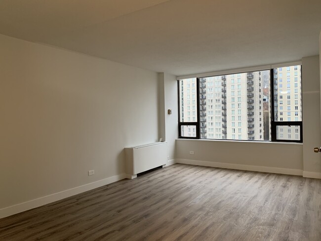 Building Photo - 2 E Oak St