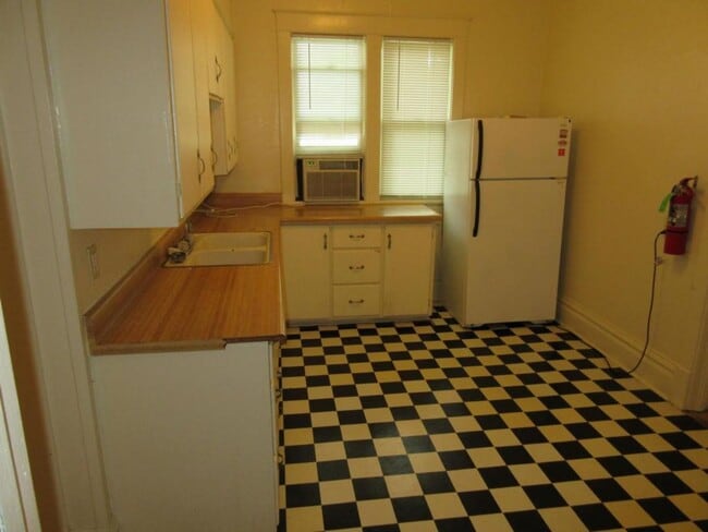 Building Photo - 3 Bedroom 1 Bathroom Duplex