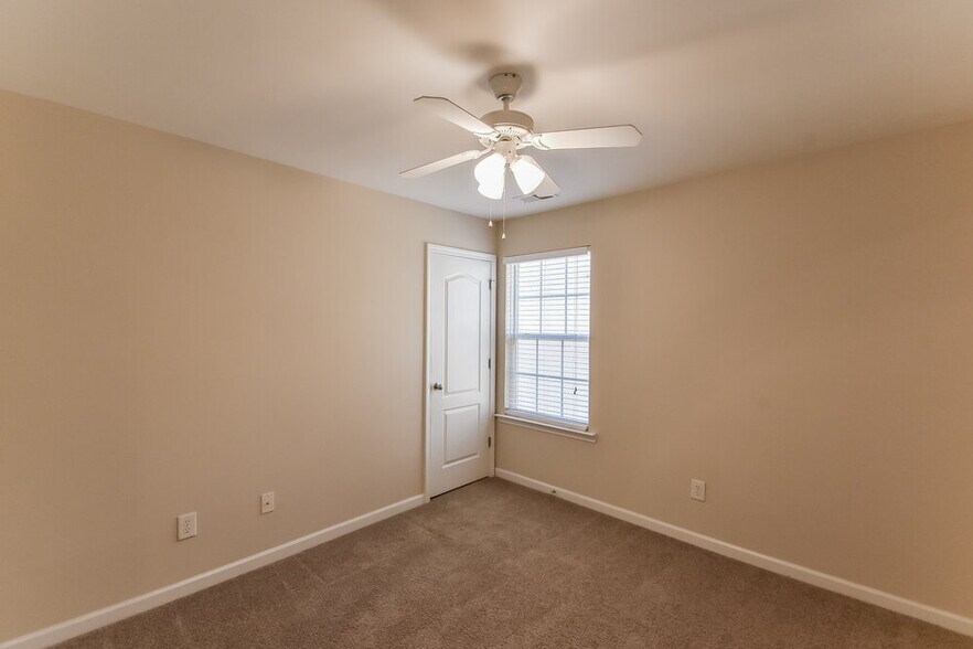 Building Photo - 1061 Southwood Dr